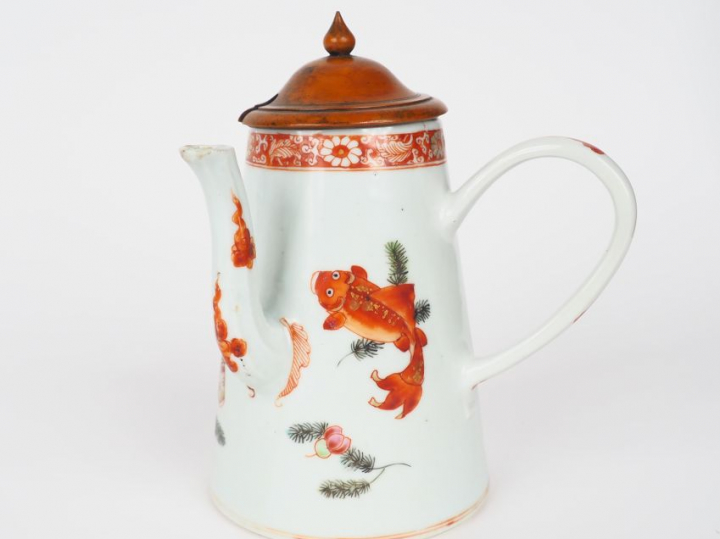 Chine, XVIIIe siècle  Chocolatière en porcelaine, à décor de cinq pois