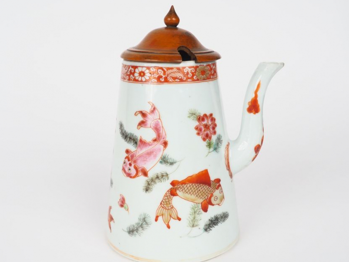 Chine, XVIIIe siècle  Chocolatière en porcelaine, à décor de cinq pois