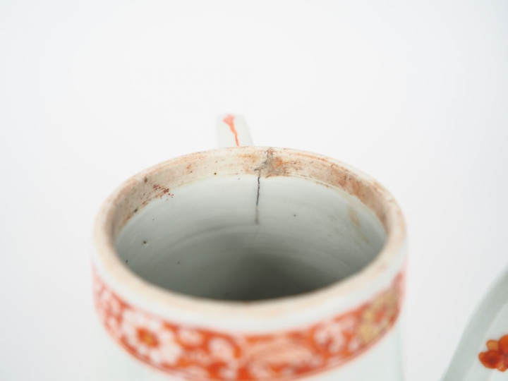 Chine, XVIIIe siècle  Chocolatière en porcelaine, à décor de cinq pois