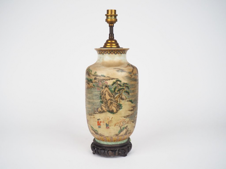 Vase en porcelaine et émaux de la famille rose.  Chine fin du XIXème (