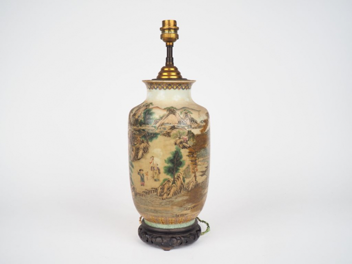 Vase en porcelaine et émaux de la famille rose.  Chine fin du XIXème (