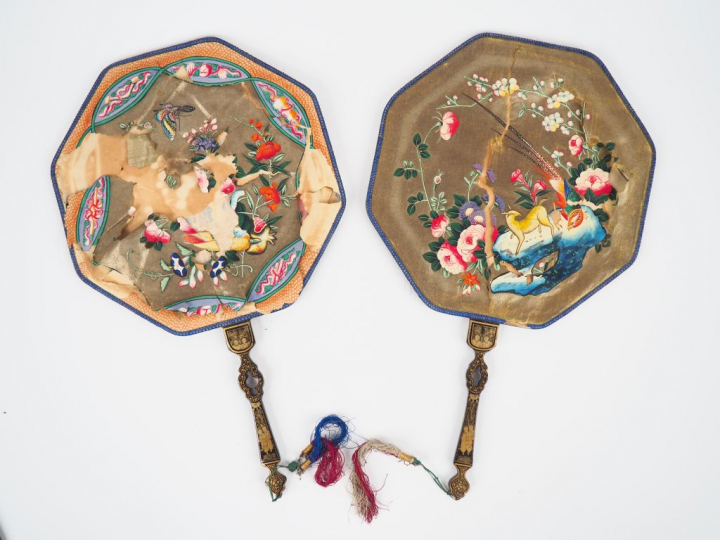 Paire d'éventails en bois laqué noir et or à décor de personnages et d