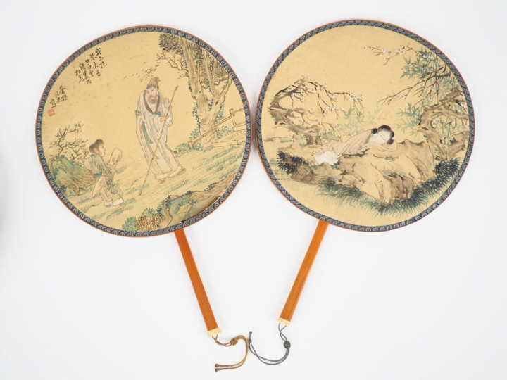 Paire d'éventails, à décor polychrome de personnages sur fond or, l'un