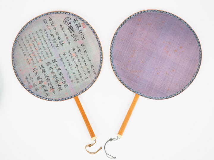 Paire d'éventails, à décor polychrome de personnages sur fond or, l'un