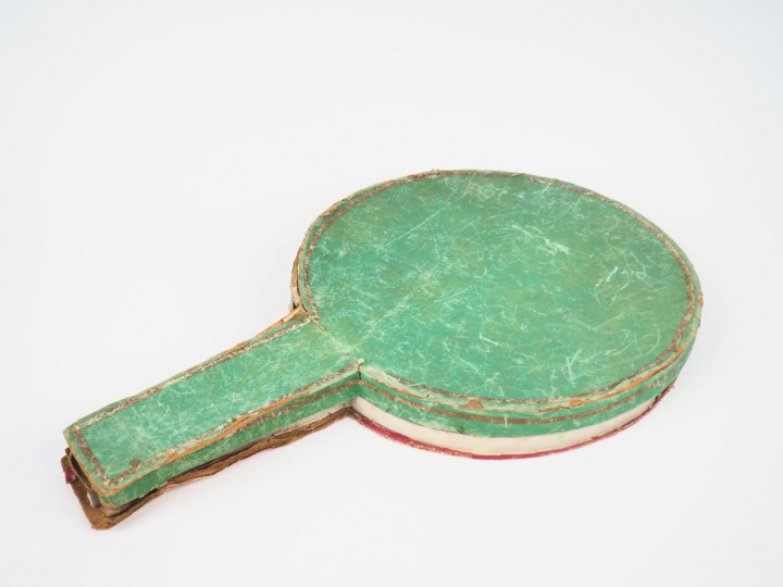 Paire d'éventails, à décor polychrome de personnages sur fond or, l'un