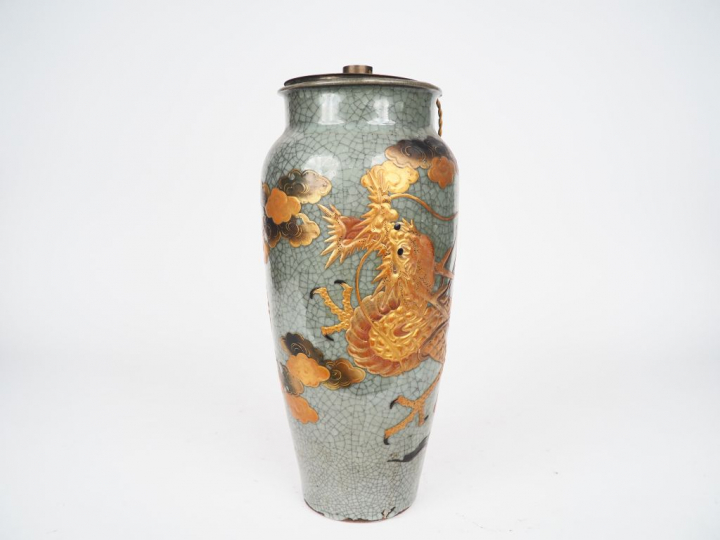 Vase balustre en porcelaine et émail craquelé céladon à décor de drago