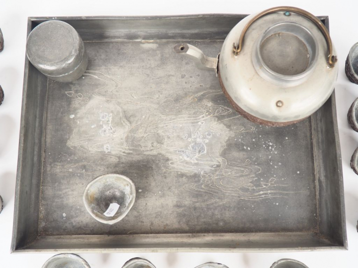 Nécessaire à thé comprenant 13 coupes en coco et une théière. (Acciden