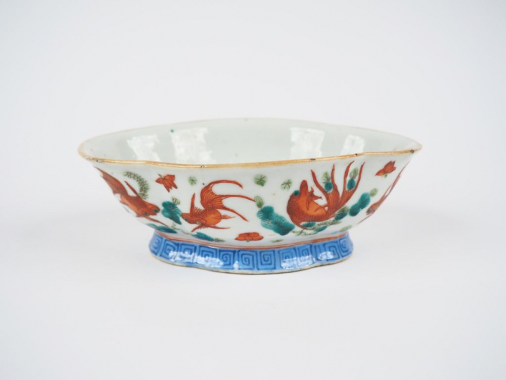 Coupe à bords polylobés en porcelaine à décor émaillé corail parmi des