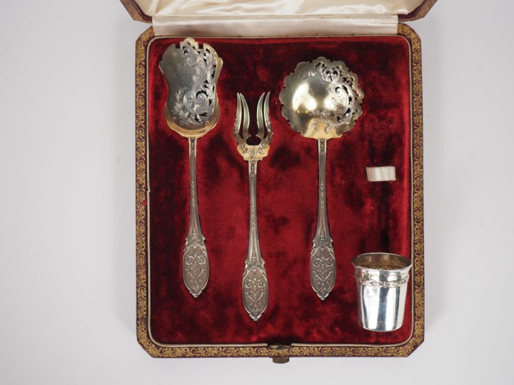 Ensemble comprenant :  - une partie de nécessaire à douceurs en argent