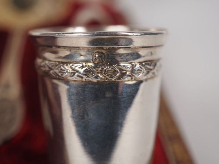 Ensemble comprenant :  - une partie de nécessaire à douceurs en argent