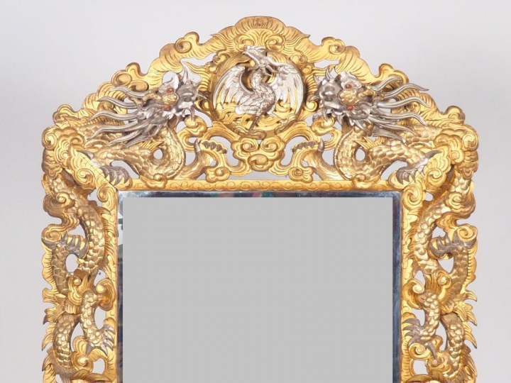 Important miroir, encadrement en bois sculpté en feuille d'argent et d