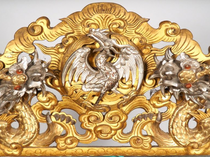 Important miroir, encadrement en bois sculpté en feuille d'argent et d