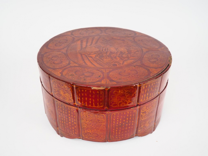 Boite à friandises circulaire en bois laqué rouge et or. Chine du sud 