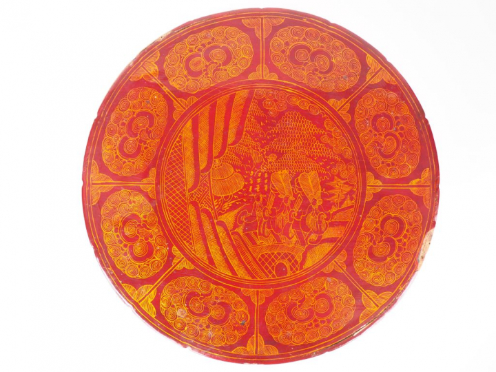 Boite à friandises circulaire en bois laqué rouge et or. Chine du sud 