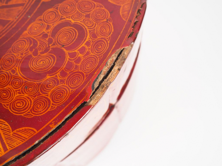 Boite à friandises circulaire en bois laqué rouge et or. Chine du sud 
