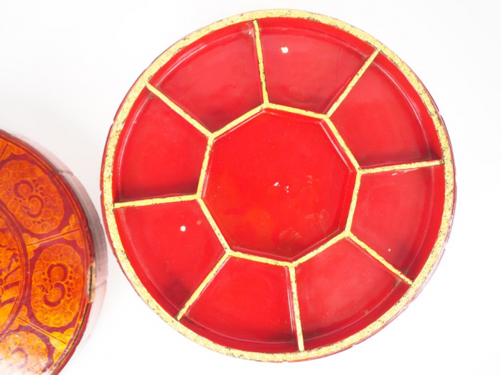 Boite à friandises circulaire en bois laqué rouge et or. Chine du sud 