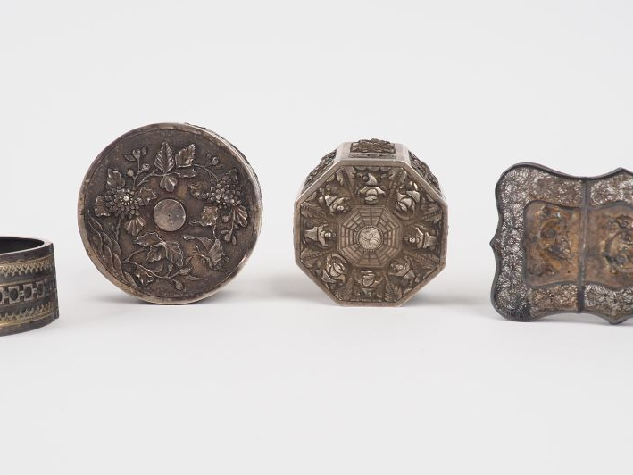 Deux boites, un bracelet et un porte carte en argent étranger. Chine d