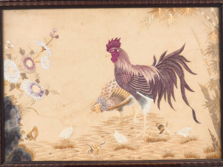 Soie brodée début XXème "coq, poules et poussins". Chine du Sud, Indoc