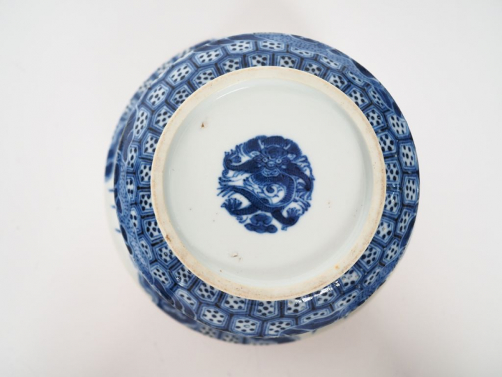 Vietnam, période Thiêu Tri (1840-1847) Grande coupe couverte en porcel