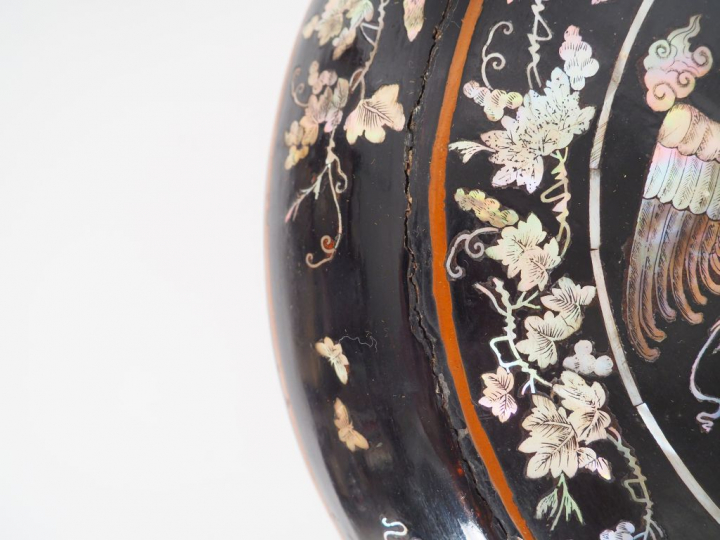 Vietnam, vers 1900  Grande boîte circulaire en bois laqué noir, à déco
