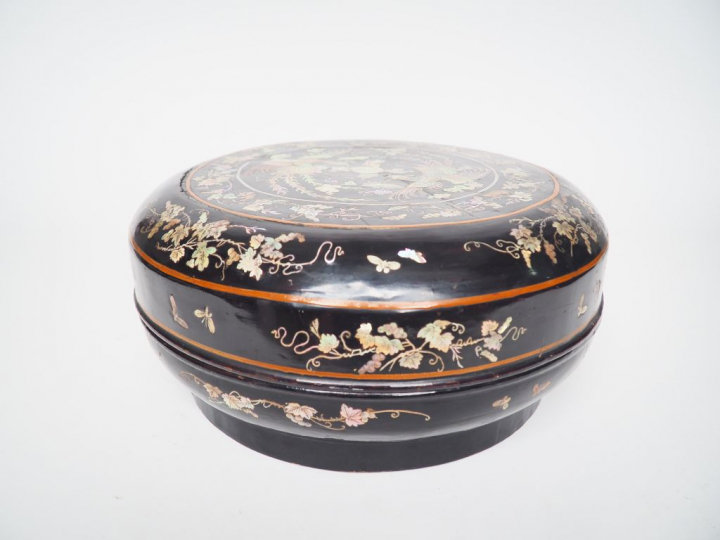Vietnam, vers 1900  Grande boîte circulaire en bois laqué noir, à déco
