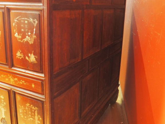 Meuble cabinet ouvrant à quatre panneaux en bois naturel, décor de mar