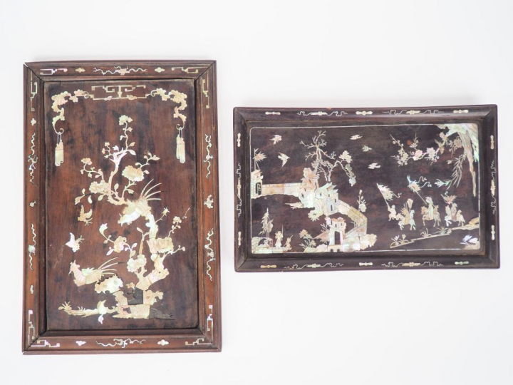 Deux plateaux en bois exotique et marqueterie de nacre, décor de scène