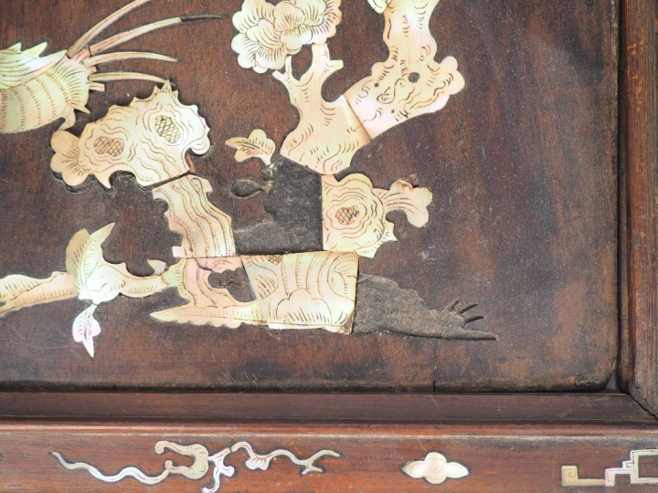 Deux plateaux en bois exotique et marqueterie de nacre, décor de scène
