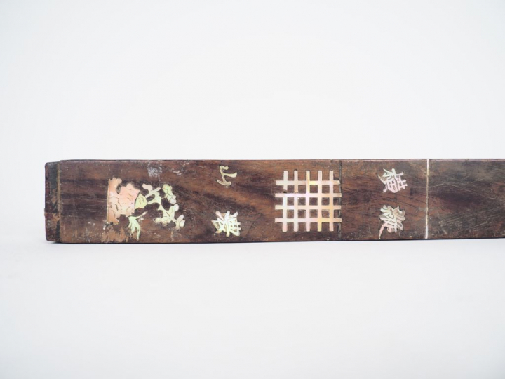 Elément de calligraphe en bois naturel et marqueterie de nacre.  L. 83