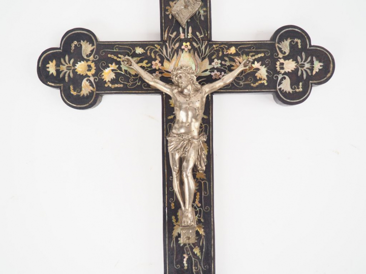 Crucifix en bois et marqueterie de nacre décor de motifs de fleurs et 