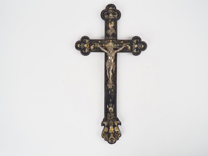 Crucifix en bois et marqueterie de nacre décor de motifs de fleurs et 