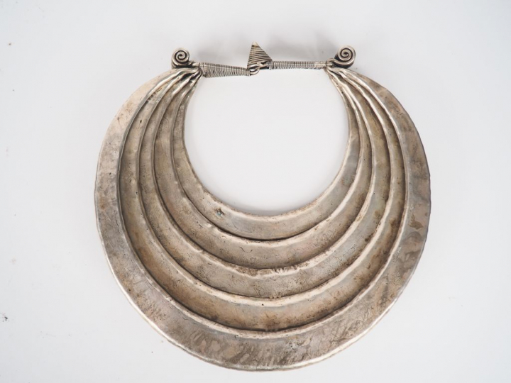 Collier Mong en argent bas titre. Vietnam fin XIXème début XXème. Poid