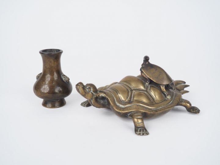 Presse papier représentant une tortue sur une tortue à tête de dragon.