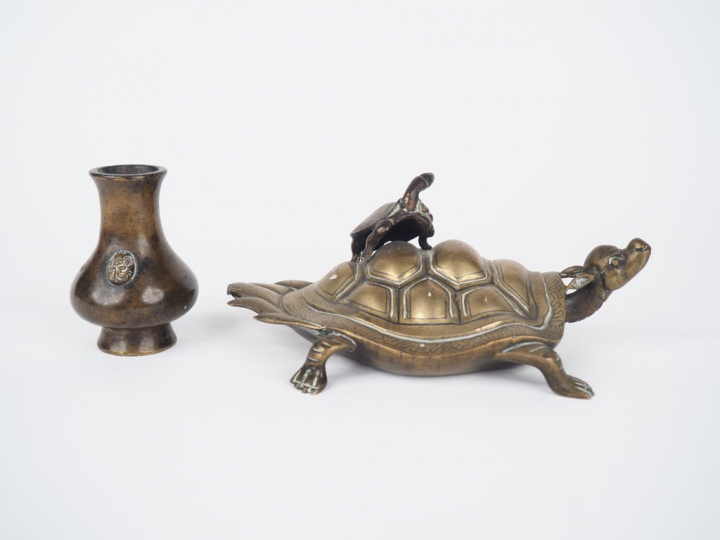 Presse papier représentant une tortue sur une tortue à tête de dragon.