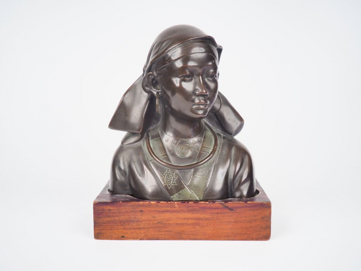 Ecole vietnamienne début XXème "portrait de jeune fille annamite". Suj