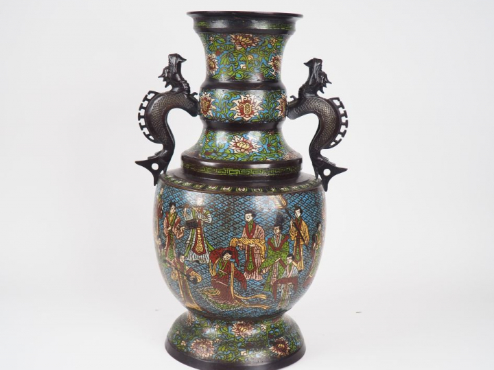 Grand vase balustre en bronze et émaux champelevés décor de musiciens 