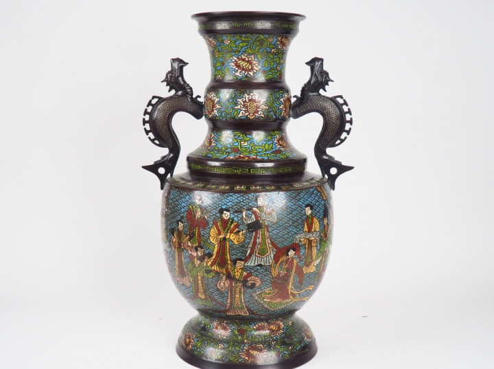 Grand vase balustre en bronze et émaux champelevés décor de musiciens 