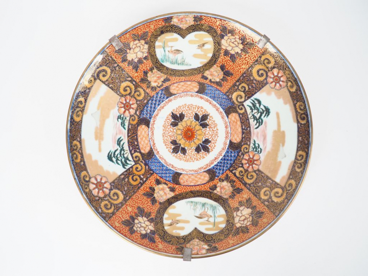 Plat en porcelaine d'Imari à décor polychrome de scène paysagée d'oise