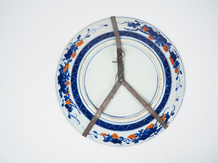 Plat en porcelaine d'Imari à décor polychrome de scène paysagée d'oise