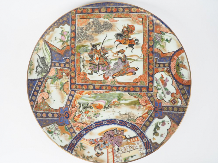 Grand plat en porcelaine d'Imari à décor d'émaux polychromes rehaussés