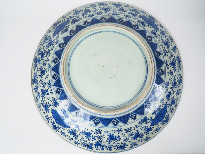 Grand plat en porcelaine d'Imari à décor d'émaux polychromes rehaussés
