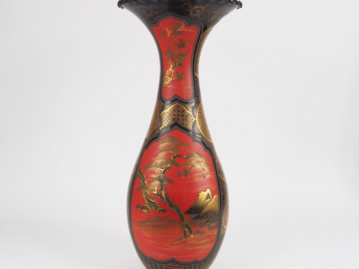 Vase tulipe à col festoné en porcelaine d'Arita à décor laqué rehaussé