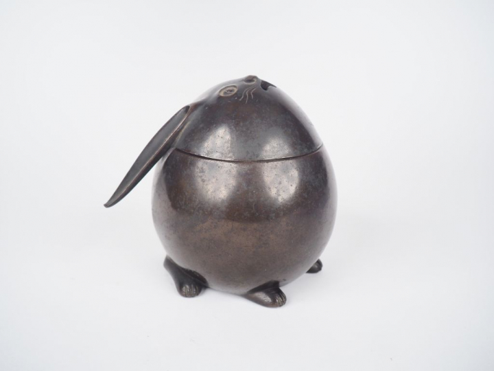 Brule parfum en bronze à patine claire reprenant la forme d'un lapin. 