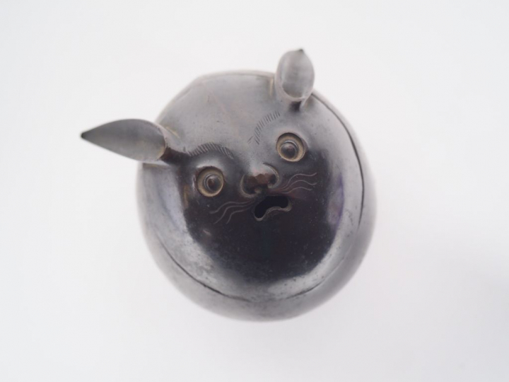 Brule parfum en bronze à patine claire reprenant la forme d'un lapin. 