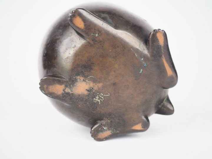 Brule parfum en bronze à patine claire reprenant la forme d'un lapin. 