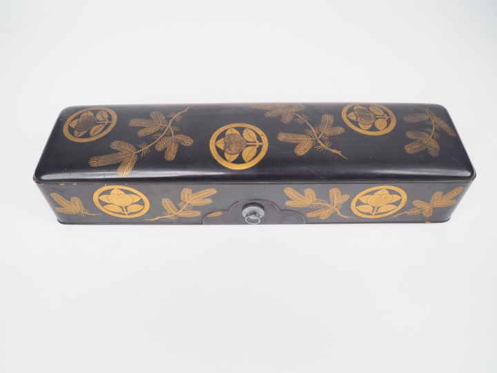 Fumibako en laque or sur fond Ro-Iro, décor de médaillons, de fleurs e