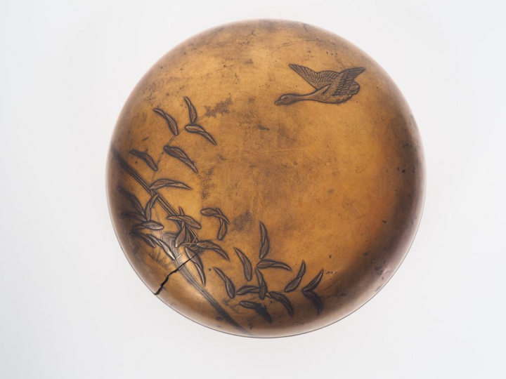 Boite circulaire couverte finement décorée aux laques d'or d'une oie, 