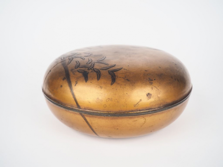 Boite circulaire couverte finement décorée aux laques d'or d'une oie, 