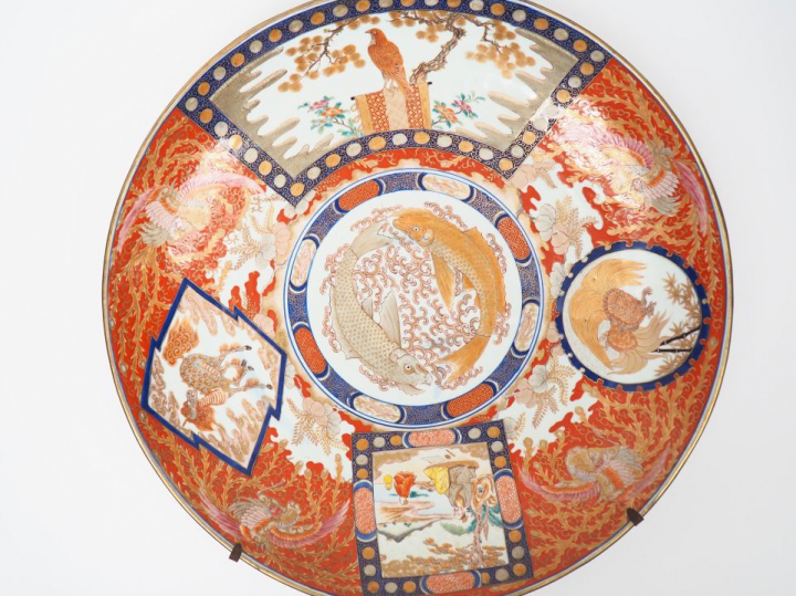 Grand plat en porcelaine d'Imari décor polychrome rehaussé d'or d'anim