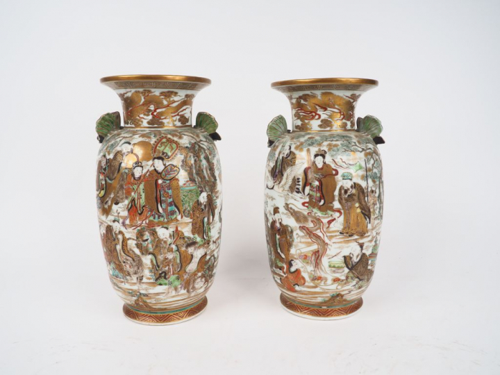 Paire de vases en porcelaine de Satsuma à décor de dignitaires, anses 